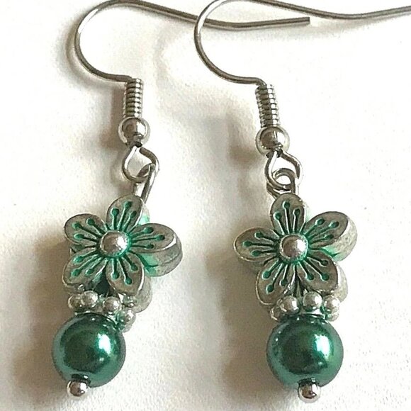 Pearl Plumeria Flower Earrings Hawaiian Island Silver Plated Green Glass Beads - Picture 3 of 10